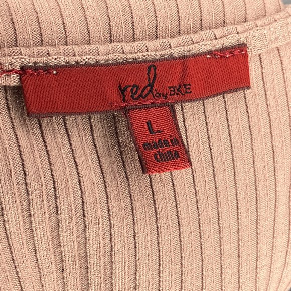 Red by‎ BKE Buckle Large L Taupe Ribbed Knit Empire Plunging V-Neck Top Shirt - Picture 4 of 5